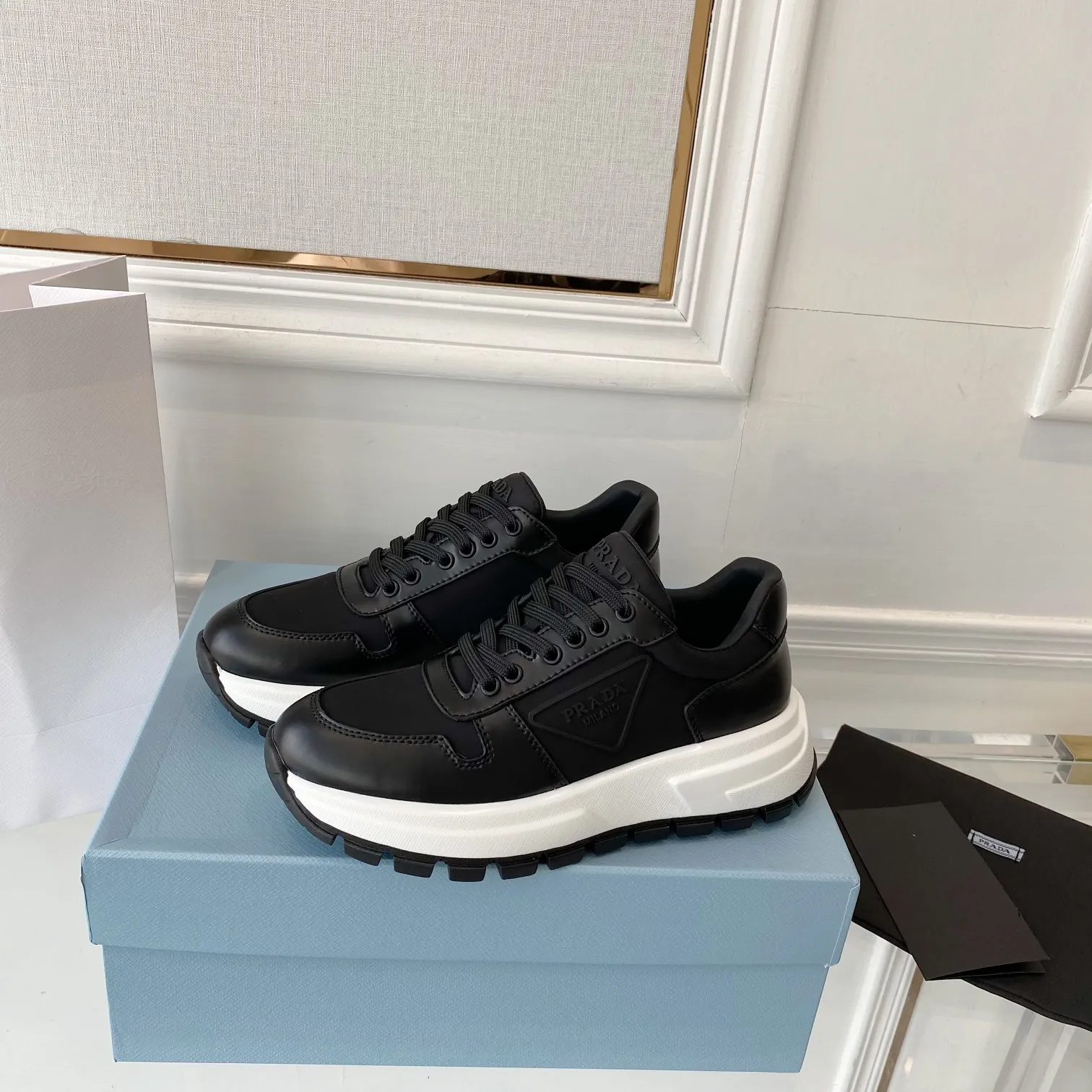 👟👟Ex-factory price 580👟👟 PRADA ²⁰²4 𝐬𝐬Prada’s new product comes with strength! ❣️Many Internet celebrities have the same style, fashionable and versatile nice items, original shoes are developed and purchased from Italian counters, and are reproduced 1:1 according to the original taste. This year’s theme is not to be defined, embodying texture through simplicity💛From thick-soled sneakers to zigzag short boots to 2024 flat shoes, everything reveals a sure-fire momentum...combining gentleness and handsomeness, the finishing touch for women❤️ The top-grade open-edge beaded cowhide with imported cowhide triangle logo is consistent with the original version, the wear-resistant and ultra-light two-color outsole, and the sheepskin lining are breathable and comfortable. ⚛Size: Women's 34-40 ⚛Size: Men's 39-45 Original packaging accessories. ⚛